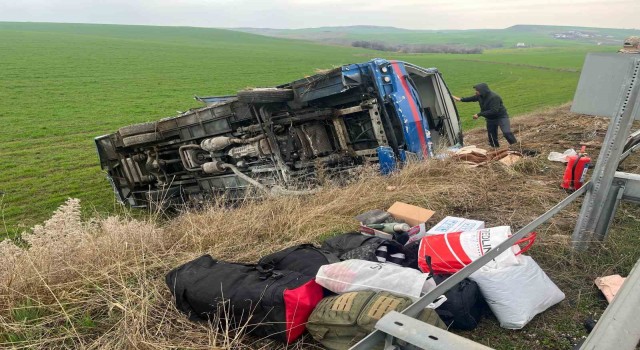 Diyarbakırda cezaevi nakil aracı şarampole yuvarlandı: 20 yaralı