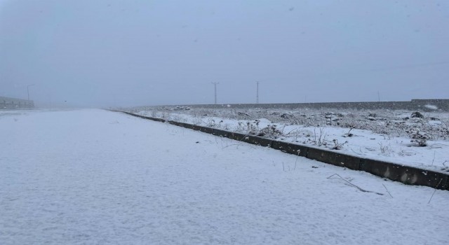 Diyarbakırda yüksek kesimlere mevsimin ilk karı yağdı