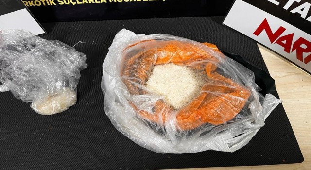 Durdurulan 2 araçtan uyuşturucu çıktı