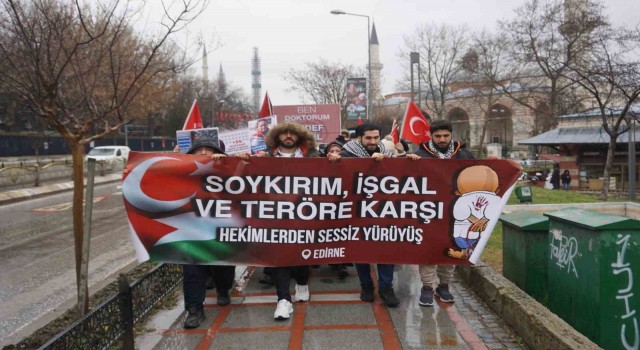 Edirnede Tıp Fakültesi öğrencilerinden yağmur altında sessiz yürüyüş