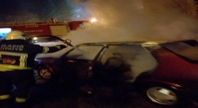 Elazığda park halindeki otomobil yandı: Araçtaki şahsı itfaiye kurtardı