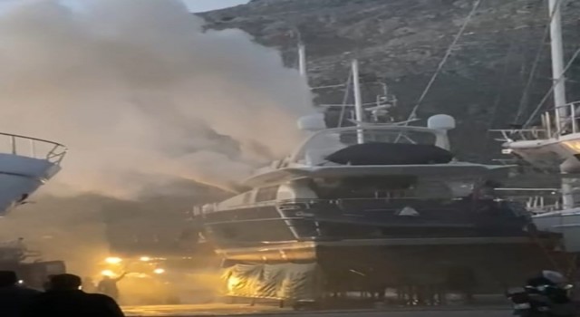 Elektrik arızası nedeniyle bakıma getirilen yat alev aldı