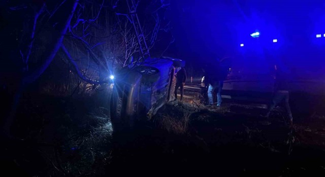 Elektrik diğerine çarpan otomobil takla attı: 4 yaralı