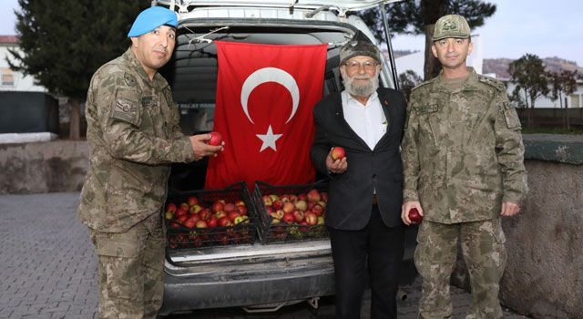 Elmacı Dede’den Mehmetçiğe 30 kasa elma