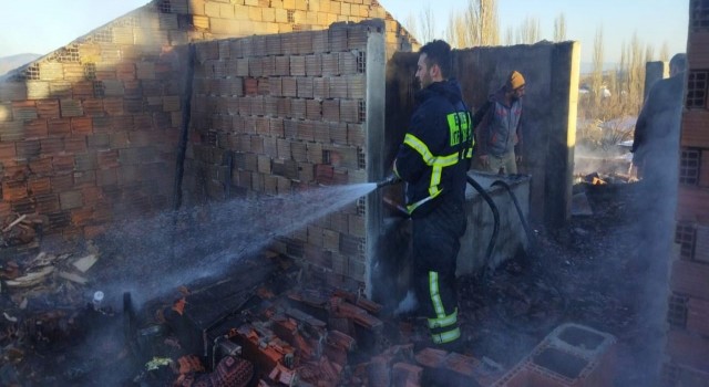Emette 3 katlı binanın çatı katında çıkan yangın korkuttu