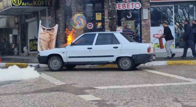 Erdekte alev alan Tofaş otomobili esnaf söndürdü