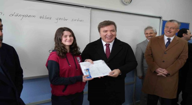 Erzincanda öğrenciler karne heyecanı yaşadı