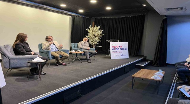 Esenlerde “Türkiye Yüzyılında Gazetecilik” paneli düzenlendi
