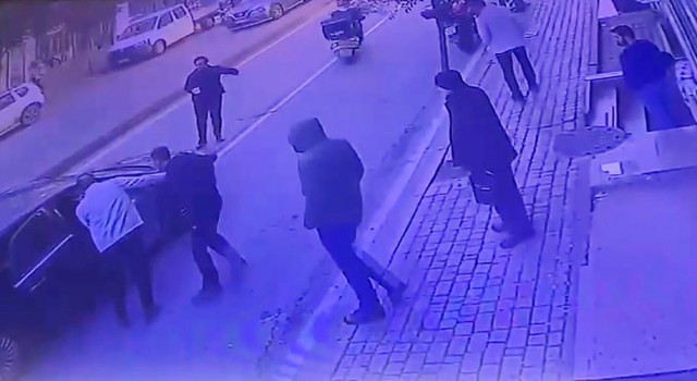 Fatihte otomobilin motosikletli kurye çarptığı o anlar kamerada