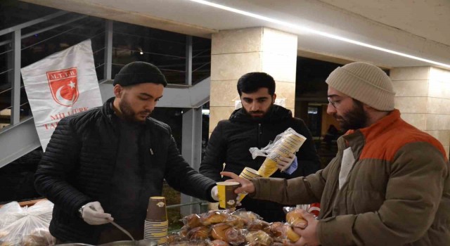 Final haftasındaki üniversite öğrencileri için sıcak çorba dağıtıldı