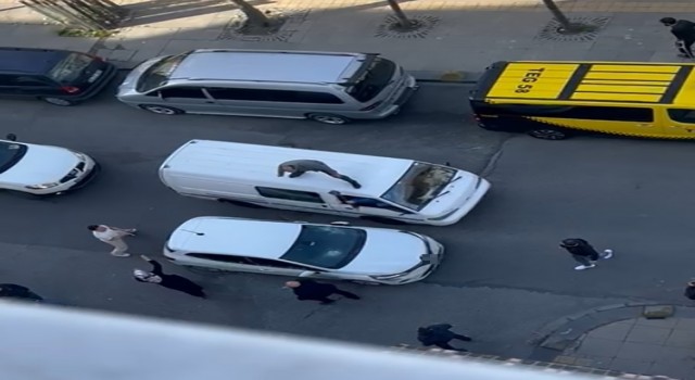 Gaziosmanpaşada trafikte tartışan sürücüler birbirlerine balyozla saldırdı