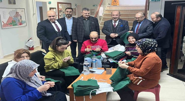 Gediz Halk Eğitimi Merkezi Müdürlüğünden Filistine 2 bin parça kıyafet
