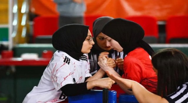 Genç kızlar bilek güreşinde Türkiye finallerinde