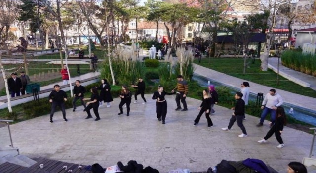 Gençlerin tiyatro gösterisi büyük beğeni topladı