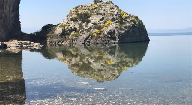 Göle yansıyan kayada şok eden figür...