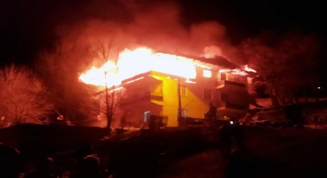 Gümüşhane'de bir evin teras ve çatı katı alevlere teslim oldu
