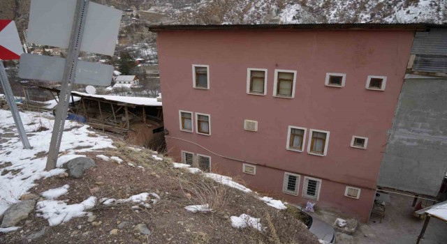 Gümüşhanede yaşayan aile yıllardır evlerini basan su nedeniyle mağduriyet yaşıyor