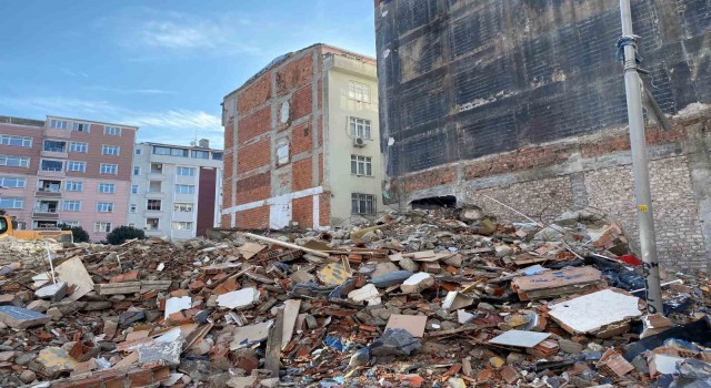 Güngörende yıkım esnasında 2 bina hasar gördü