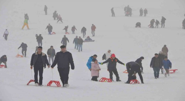 Güzeltepe Kayak Merkezi kar yağışıyla sezonu açtı