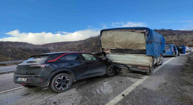 Hafif ticari araç kamyonete çarptı: 5 yaralı