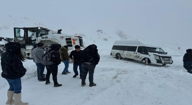 Hakkaride karla mücadele çalışması devam ediyor