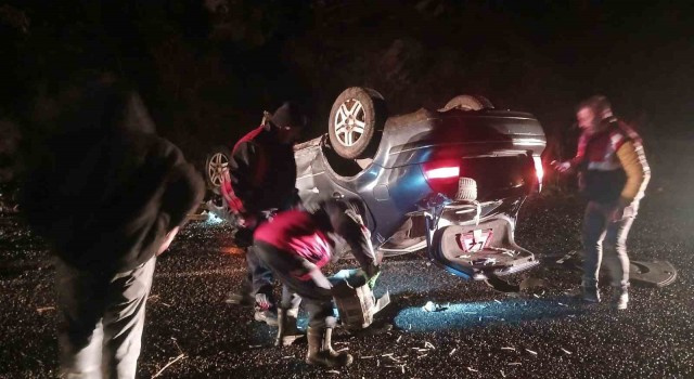 Hakkaride kontrolden çıkan otomobil takla attı: 3 yaralı