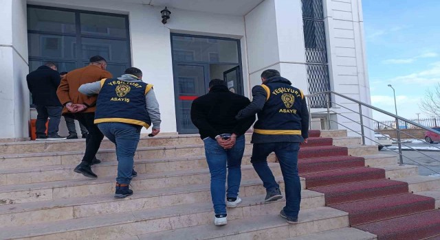 Malatya’da Hasarlı binalara dadanan hırsızlar yakalandı