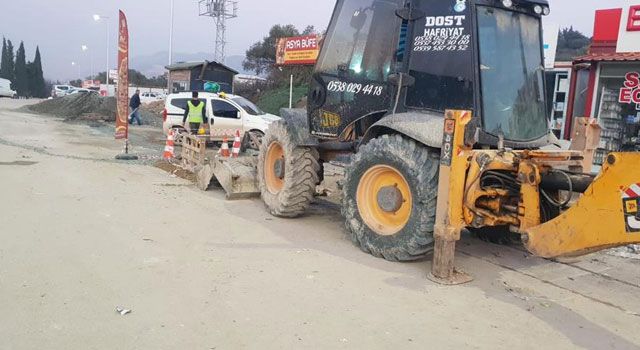 Hatay Büyükşehir Belediyesi, 15 İlçede Yol ve Yağmursuyu Hattı Çalışmalarını Sürdürüyor