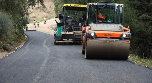 Hatay Büyükşehir Belediyesi, Defne'de yol yapım çalışmalarını sürdürüyor