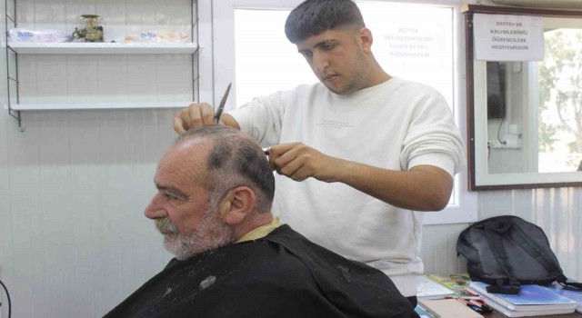 Hayırsever berber depremzedeleri ücretsiz tıraş ediyor.