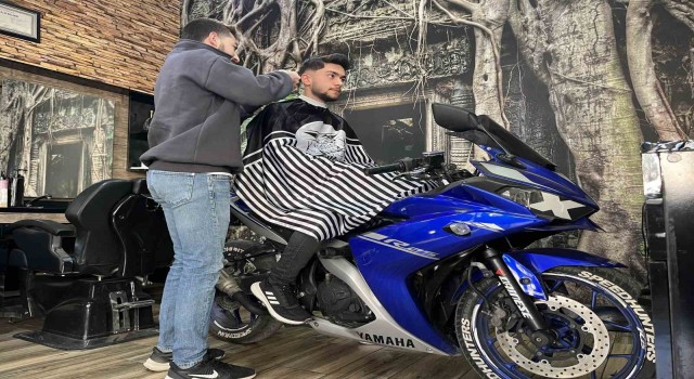 Hem motosiklet kullandı hem de tıraş oldu