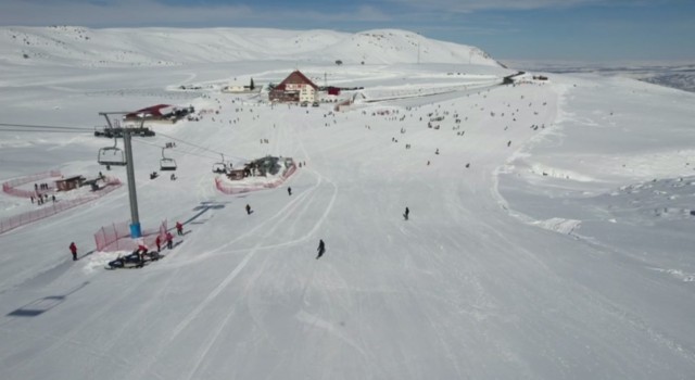 Hesarekte sezon açıldı, ara tatili fırsat bilenler kayak merkezine akın etti