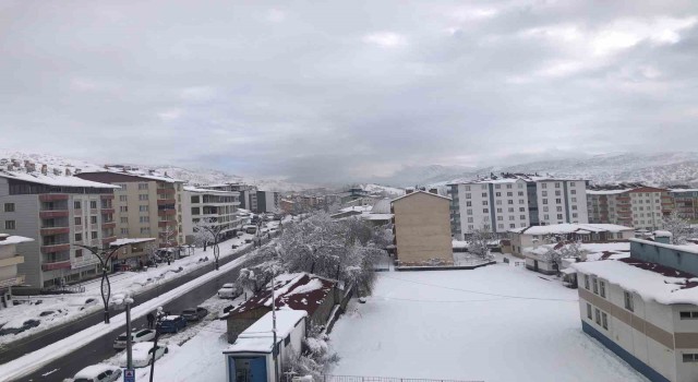 Hizanda araçlar kara gömüldü