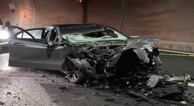 Ilgaz 15 Temmuz İstiklal Tünelinde tıra çarparak paramparça olan lüks otomobilin sürücüsü öldü