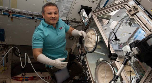 İlk Türk Astronot Alper Gezeravcı Uzayda Deneylere Başladı