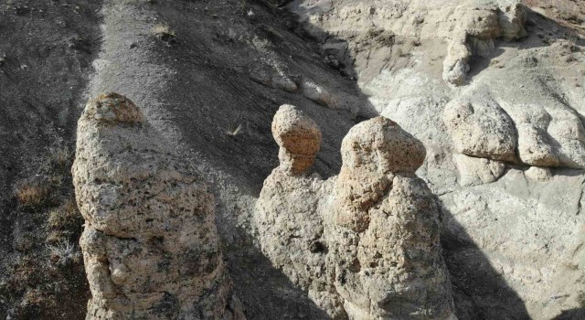 İnsan siluetindeki kayalar dikkat çekiyor