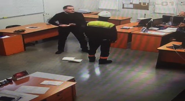 İşçilerin yemek ve servisinin kesildiği fabrikada skandal görüntü