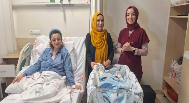 İstanbul Valisi Davut Gül yılın ilk bebeği Kaanı ziyaret etti