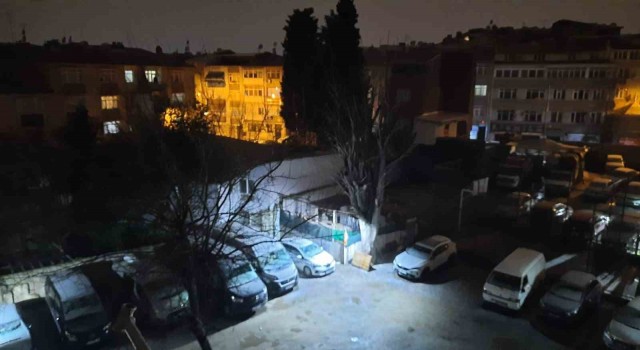 İstanbulda etkili olan kar yağışı caddeleri beyaza bürüdü
