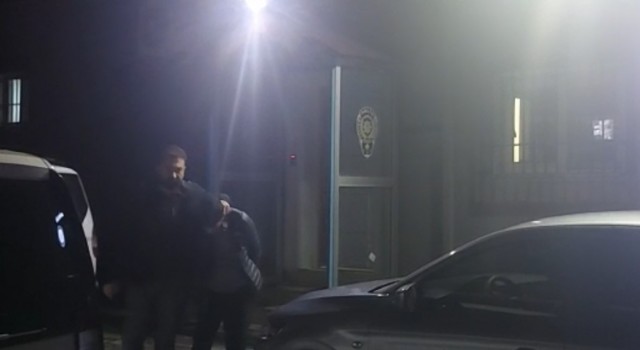 İstanbulda kafeteryada silahlı saldırı kamerada: Motokurye kıyafetiyle gelip ateş açtı, kaçarken bıçaklandı