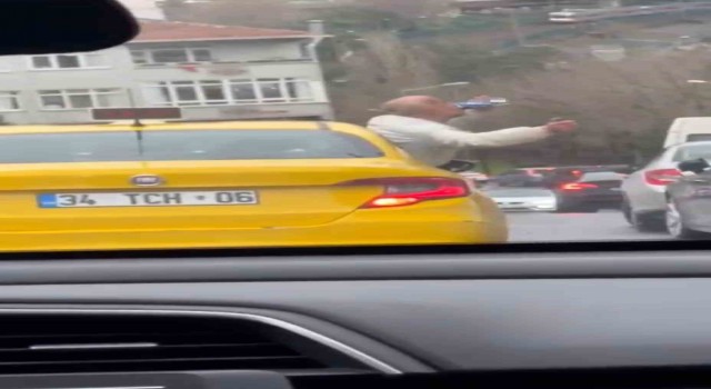 İstanbulda şoke eden görüntü kamerada: Taksinin camından sarktı, alkol aldı ve dans etti