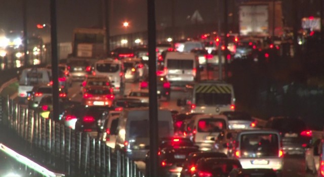 İstanbulda trafik yoğunluğu yüzde 80e ulaştı