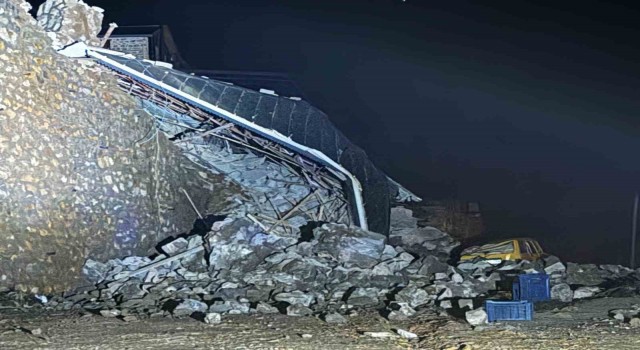 İstinat duvarı ile üzerinde bulunan 2 katlı inşaat halindeki ev göçtü