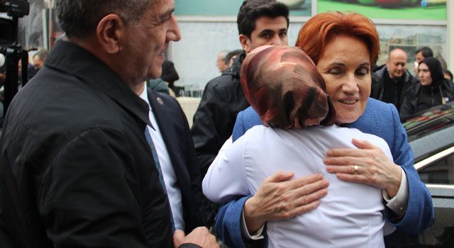 İYİ Parti Lideri Akşener, Şehit Ailesini Ziyaret Etti