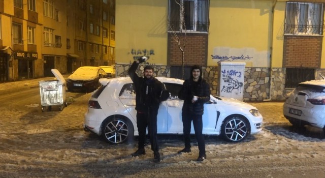 İzmirden Eskişehire gelen üniversite öğrencileri kartopu savaşının keyfini çıkarttı