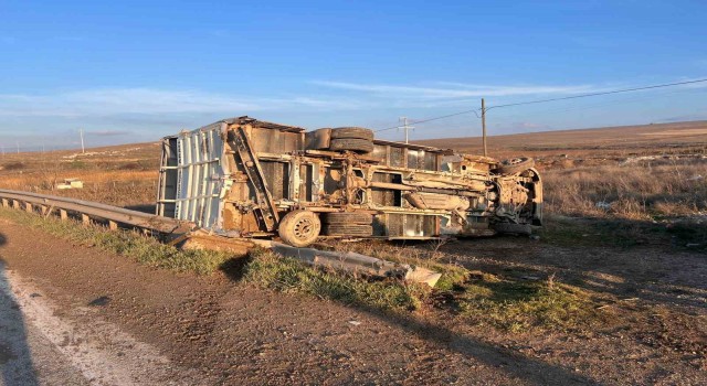 Kamyon çarpmasıyla kontrolden çıkan kamyonet şarampole yuvarlandı