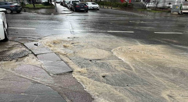 Kanalizasyon borusu patladı, cadde göle döndü