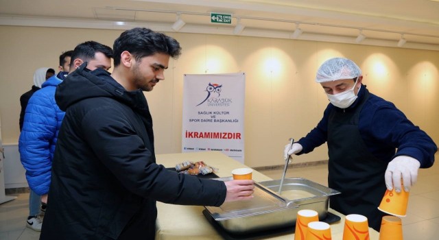 Karabük Üniversitesinde öğrencilere sıcak çorba ikramı