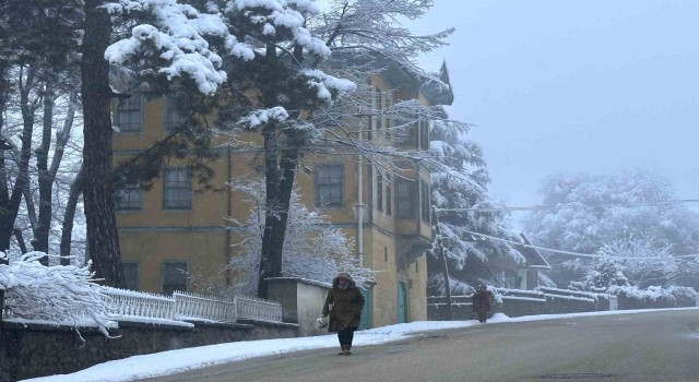 Karabükte araçlar ve binalar karla kaplandı