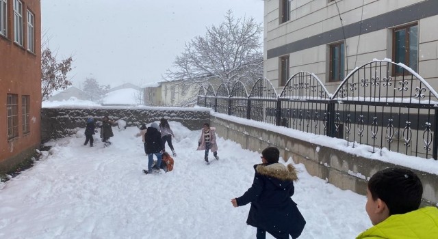 Karlıovada kar vatandaşa çile, çocuklara eğlence oldu